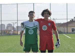 Ağabey ve kardeş aynı takımda oynuyor
