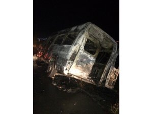 Seyir halinde yanan minibüs küle döndü