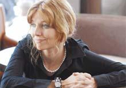 YeniŞafak'ta Elif Şafak eleştirisi