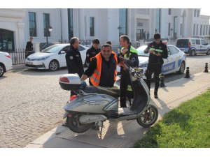 Otomobil plakasız motorsikletle çarpıştı