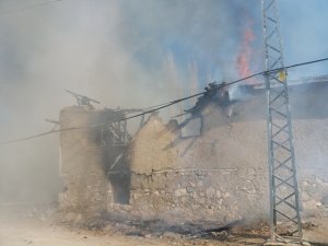 Köy evinde korkutan yangın