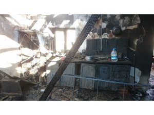 Niğde’de çıkan yangında ev küle döndü