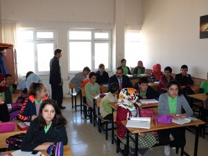 Halkapınar Kaymakamı Aydın, öğrencilerle derse girdi