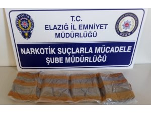Vücuduna sarılı 4 kilo toz esrarla yakalandı