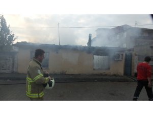 Burhaniye’de çıkan yangında bir ev kül oldu