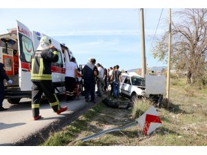 Otomobil direğe çarptı: 3 yaralı