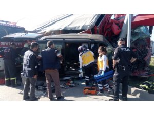 Küçükbaş hayvan taşıyan kamyon ile hafif ticareti araç çarpıştı: 1 ölü, 2 yaralı