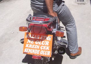 Motosikletine yazdırdığı yazı ile ilgi odağı oldu