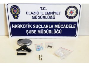 Üzerine sarılı halde 4 kilogram esrarla yakalandı
