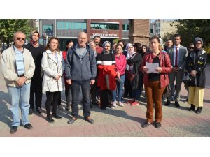 Velilerden öğrenciyi darp ettiği iddia edilen öğretmene destek
