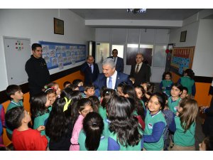 Öğrencilerden Vali Akın'a yoğun ilgi