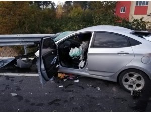 Otomobil bariyerlere ok gibi saplandı: 1 ölü, 1 ağır yaralı