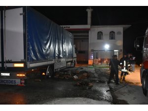Tosya’da benzinlikte park halindeki tır yanmaktan son anda kurtuldu