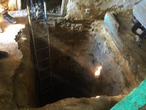 Hazine bulmak için evinin altını 10 metre kazdı