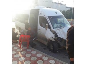 Batman’da öğrenci servisi ile yolcu minibüsü çarpıştı: 6 yaralı