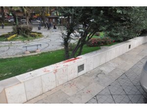 Kardeşinin katilini sokak ortasında bıçakladı