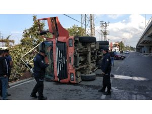 Hurda yüklü kamyon devrildi, faciadan dönüldü