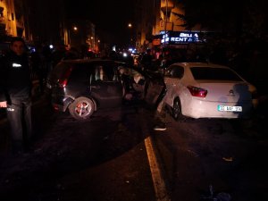 Kontrolden çıkan otomobil dehşet saçtı: 1’i ağır, 4 yaralı