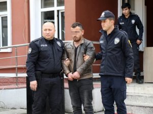 Hemşirelerin odasına gizlice girip, telefon ve paralarını çalmak istedi