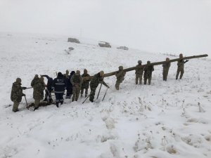 Mehmetçik, köylüler elektriksiz kalmasın diye fırtınada çalıştı