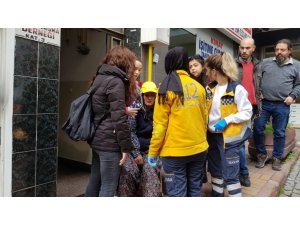 Tartıştığı engelli eşini araçtan attı