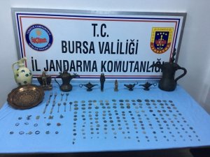 Tarihi eserleri otelin terasında satmak isterken yakalandılar