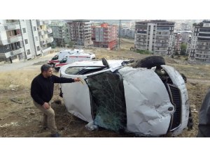 Otomobil devrildi: 3 yaralı