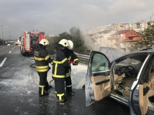 Motor kısmından yanan otomobil kullanılamaz hale geldi