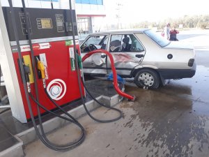 Otomobilin akaryakıt istasyonuna girdi