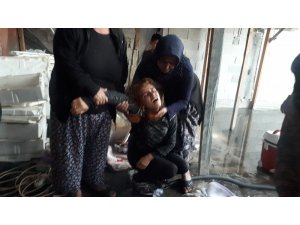 Evinin yandığını gören kadın gözyaşları içinde bayıldı