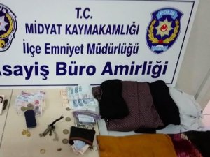 2 kadın, turistin cüzdanını çaldı