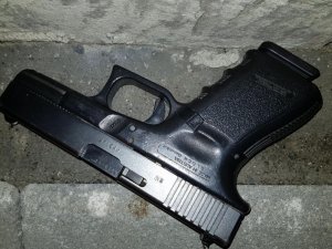 Polisi görüp silahı atınca kovalamaca sonucu yakalandı