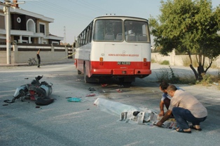 Motosikletli genç otobüsün altında kaldı