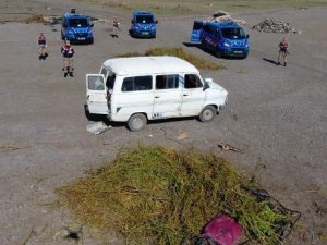 Kabloları çaldılar, yakmak isterken jandarmaya yakalandılar