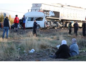 Kayseri’de hemzemin geçitte karı ve kocanın hayatını kaybettiği tren kazası kamerada