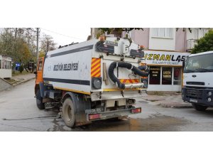 Dolmuş, temizlik kamyonuna çarptı; 1 yaralı