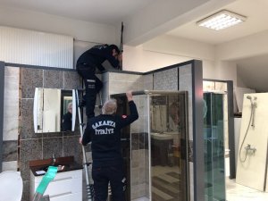 İş yerine girip dolabın arkasına sıkışan kedi kurtarıldı