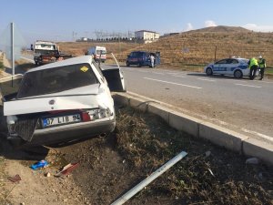 Otomobil orta bariyerlere çarptı