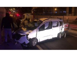Kuşadası’nda alkollü sürücü emniyet önünde tretuvara çarptı; 1 yaralı