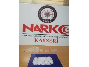 Zehir taciri 3 kişi yakalandı
