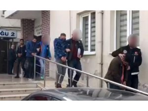 Uyuşturucu tacirleri ellerindeki maddeleri satamadan yakalandı