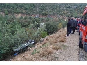 Otomobil uçuruma yuvarlandı: 2 yaralı