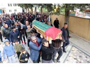 Vahşice öldürülen liseli Fatma Nur son yolculuğuna uğurlandı