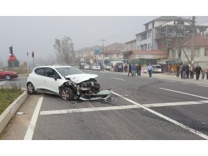 Otomobil trafik ışıklarında bekleyen araca çarptı: 3 yaralı