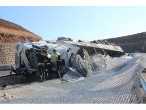 Silopi’de demir yüklü kamyon devrildi: 1 ölü, 1 yaralı