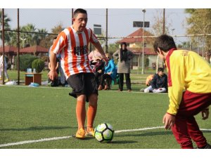 Down sendromlu çocuklar farkındalık için futbol sahasına çıktı