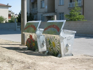 Selçukluda çöp konteynerleri boyandı