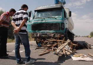 Tanker at arabasına çarptı: 3 ölü