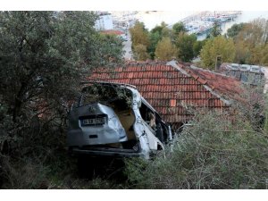 Freni çekilmeyen minibüs bir evin üstüne düştü