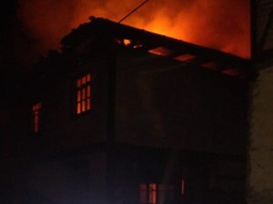 Tosya Karabey köyünde 2 katlı bir ev tamamen yandı